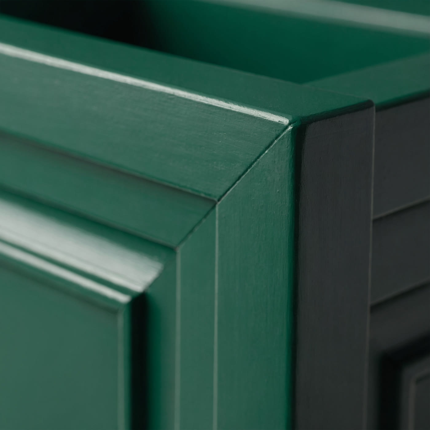 Forest green lacquer finish