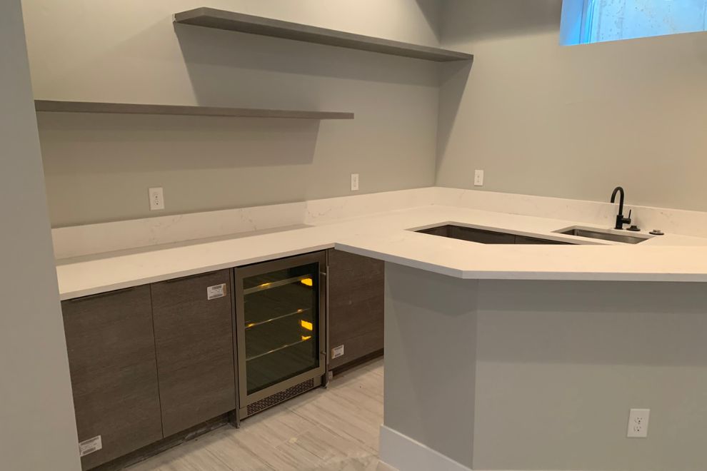 Wet bar and kitchenette